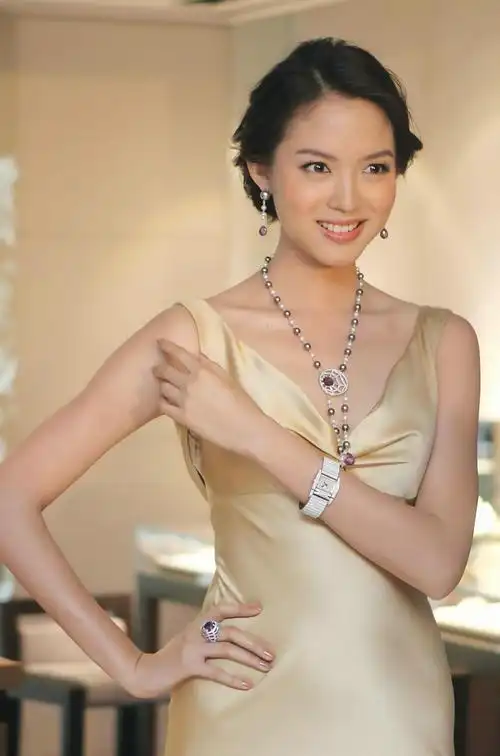 她被称最美女人,拒豪门嫁平民,新年喜宣怀2胎,婚姻幸福惹人羡_张梓琳