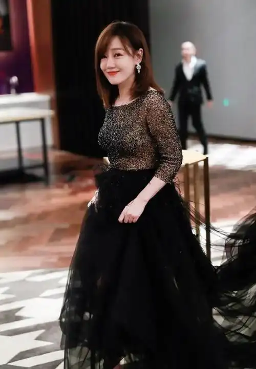 薛佳凝真成熟了不少亮片裙拼接薄纱裙摆虽然小腹有肉但不减分