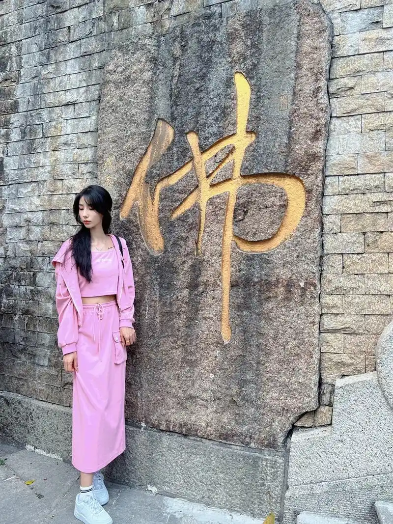 去拜佛之前,满腹贪念,可当真跪在佛前时,大脑一片空白,只愿菩 - 抖音