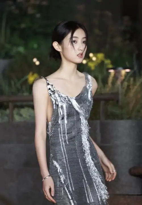 vogue时尚之力盛会##张子枫 银灰小烟熏