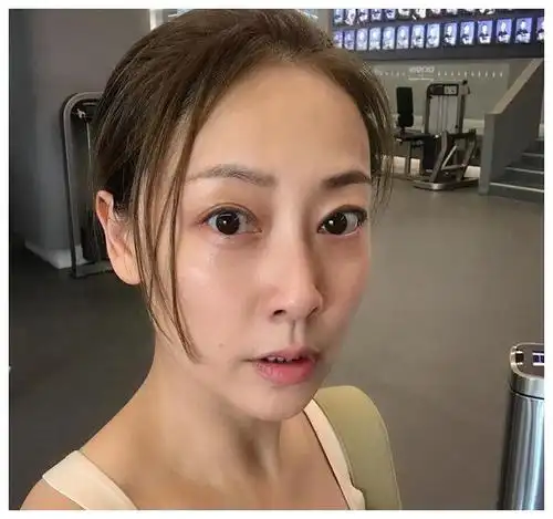 张卫健46岁妻子张茜素颜近照曝光逆龄生长宛如少女安心做富太