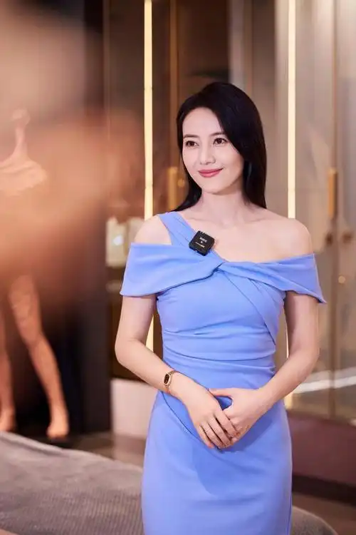 高圆圆蓝色露肩礼服闪耀全场,笑容治愈人心