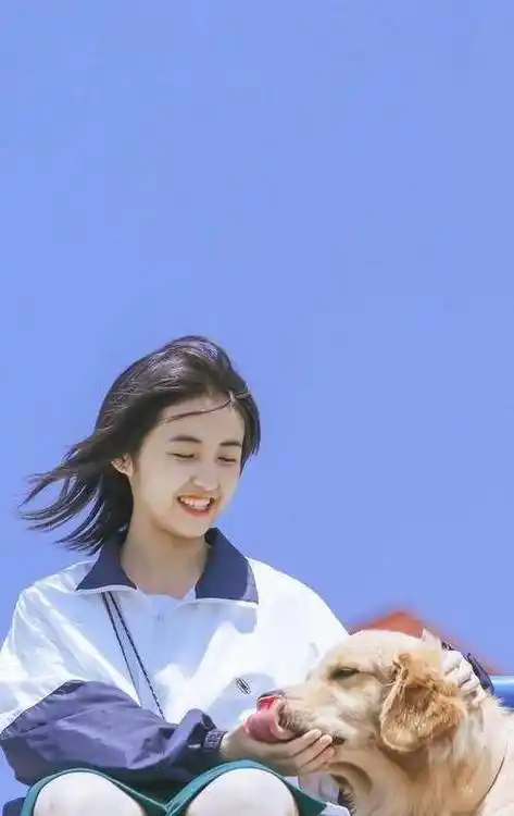 张子枫真是少女中的代表,穿上学生装之后,感觉更招人喜欢了_校服_白色