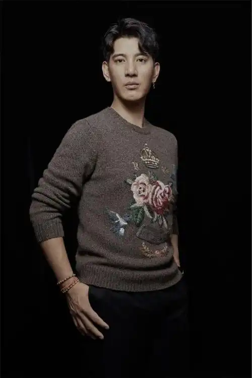 蒲巴甲新写真目光深情似凛冬暖阳