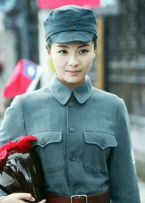 40位女明星军装照赵丽颖金晨英气逼人热巴娇俏景甜青春可人