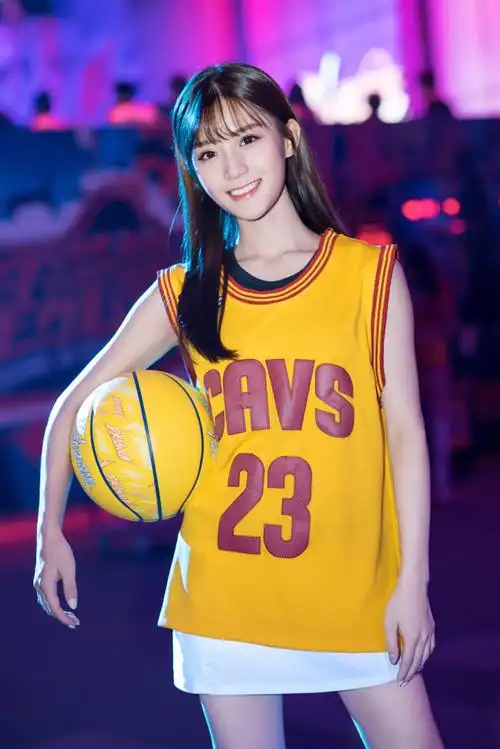101人气新星陈意涵助阵这就是灌篮篮球衣配短裙动感十足