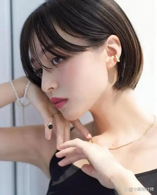首先,日系短发通常会有一个比较明显的层次感,这个层次感是通过不同的