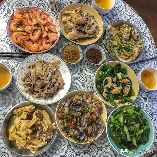 家庭聚会我爸忙里忙外俩叔光吃不动爷爷你们两家交1000餐费