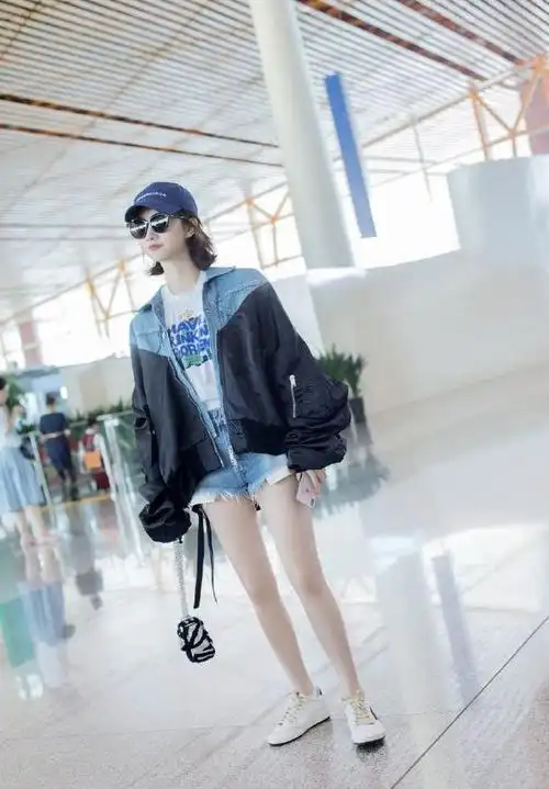 景甜玩下身失踪穿着平底鞋腿显两米长