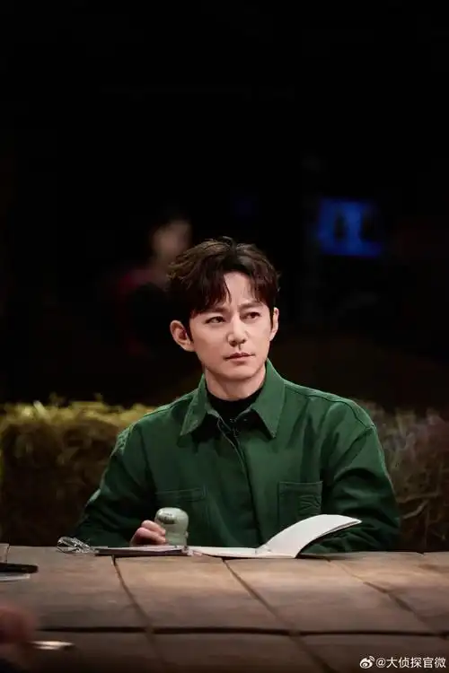 【《#大侦探沉默的三面羊#》高清剧照】之何教授@何炅:是拥有超高专业