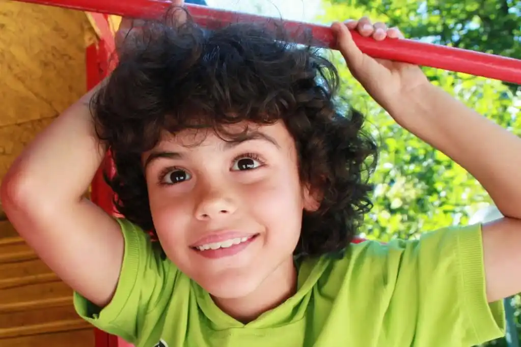 美丽的笑容,一个漂亮的孩子那可爱的笑容与室外肖像