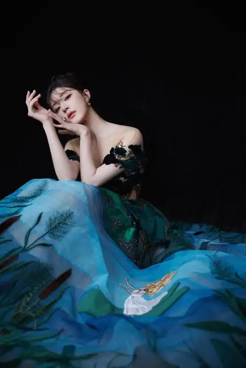 赵露思出席腾讯视频星光大赏造型!礼服上有秘密森林