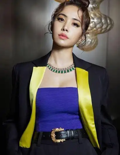 妥妥的一位美女,不过随着年龄大了,出道多年的蔡依林现在也不再是小