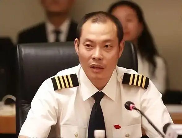 英雄机长刘传健生死迫降34分钟世界民航史的一次奇迹