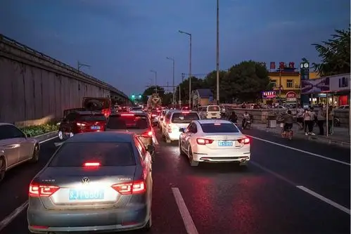 2l/100公里!小伙晚高峰开这台b级车带美女遛弯,油耗惊人!