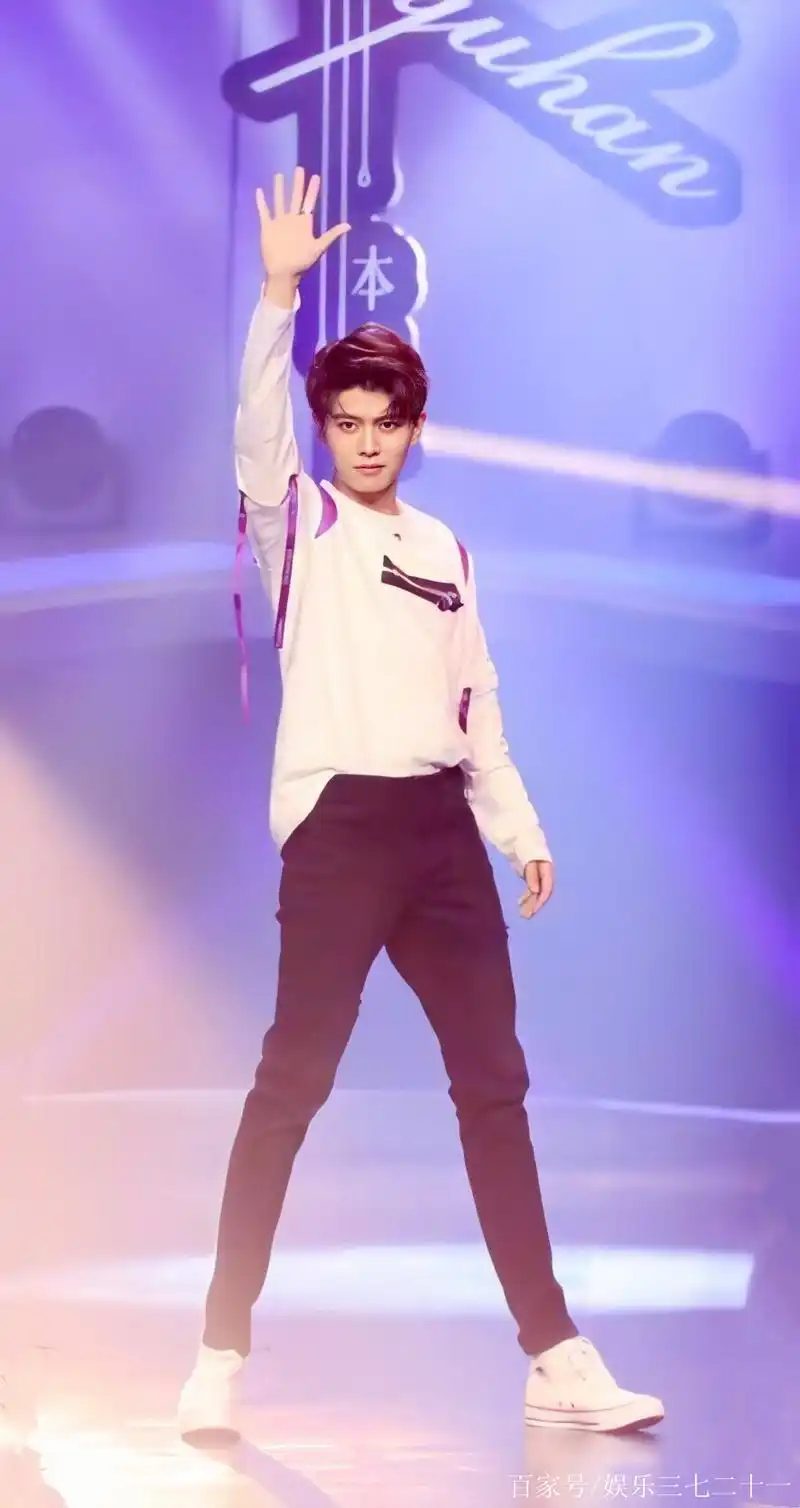 任嘉伦运动装魅力秀,不愧是从小打乒乓球的