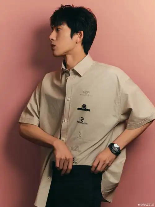 razzle品牌代言人井柏然#@井柏然演绎刺绣 logo 工装衬衫,休闲佬挝
