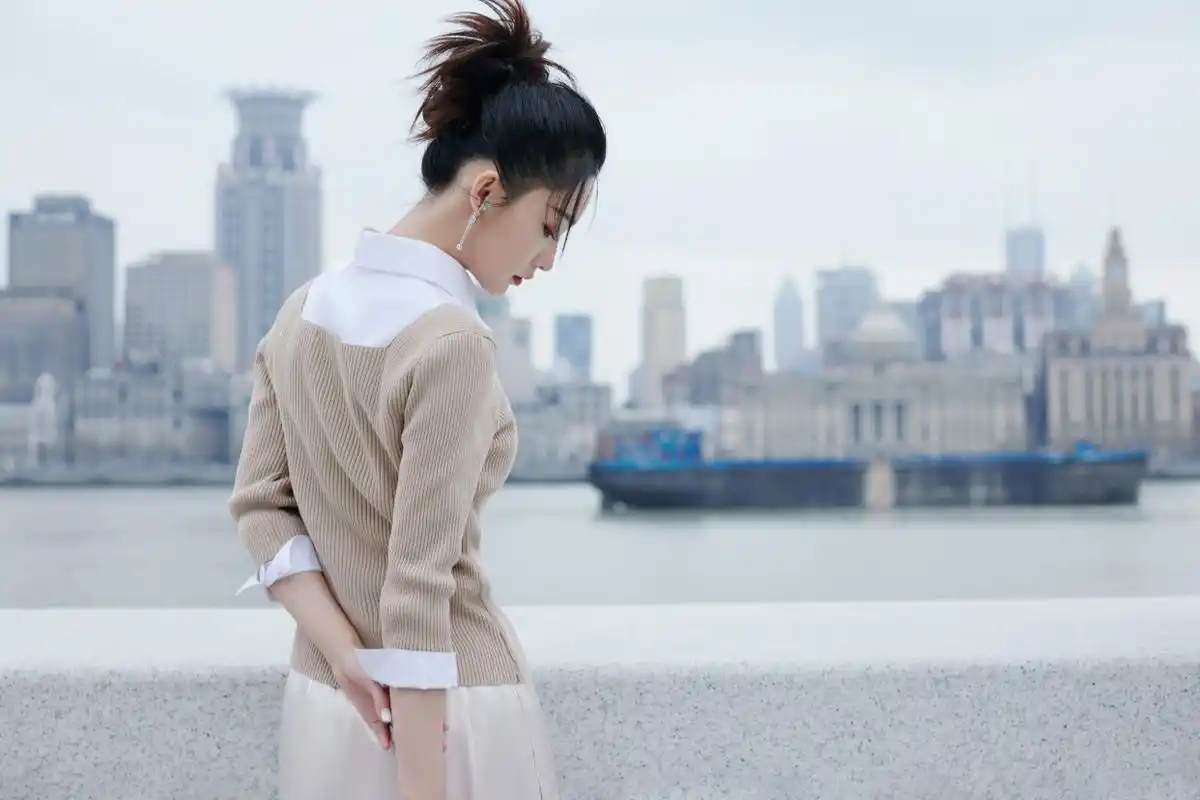 简约时尚软妹子 李沁的穿搭让你心动浅咖针织衫 浅色开叉半身长裙