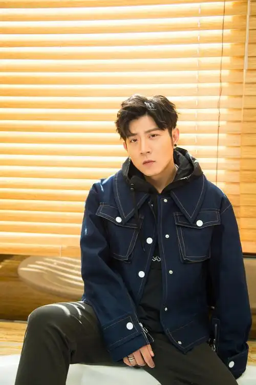 高晓攀秋冬写真曝光 舒适温暖演绎轻熟男风