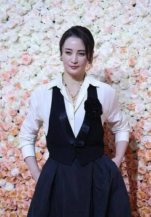 哪家媒体这么"勇"?蒋勤勤照片不修就发出来,上半身看着好壮硕