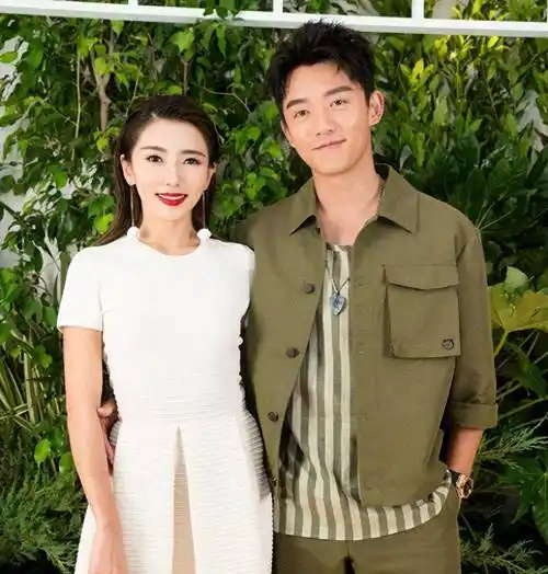 郑恺帮苗苗挑衣服,展现出超越老婆的审美水平_家庭_生活_中都