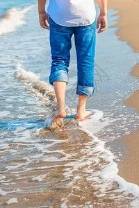 赤脚男子在海岸行走图片素材