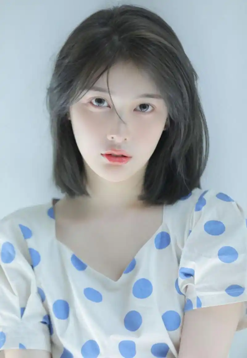 皮肤超白的漂亮短发美女小姐姐