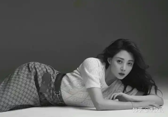 43岁殷桃近照曝光深夜醉酒表情迷人面色潮红头发被汗浸湿