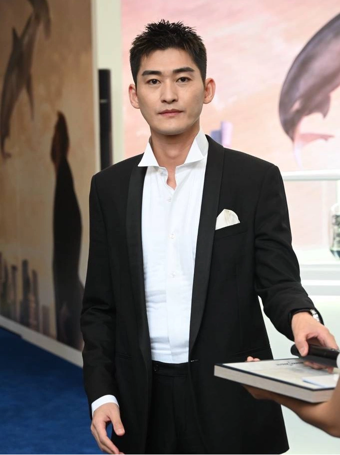 张瀚干练短发身着白衬衫搭配黑西装 帅气干练