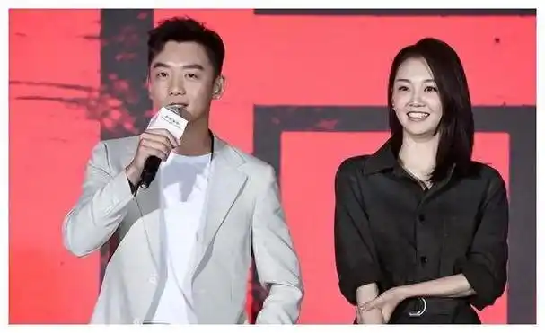 郑恺亲吻苗苗滑伞,撒糖画面超甜蜜,妻子被嘲心机重|妻子的浪漫旅行