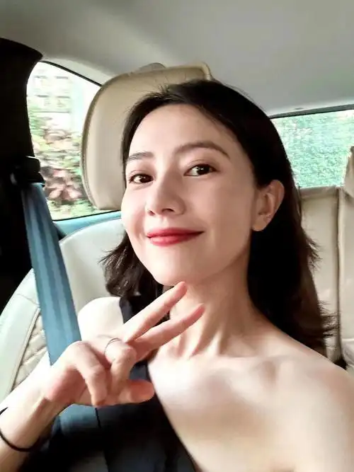 43岁高圆圆越老越美!穿斜肩吊带自拍美貌封神,勒出副乳照样闪耀