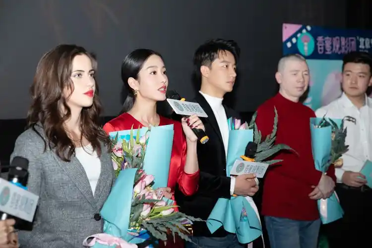 杨采钰及众主创大合照