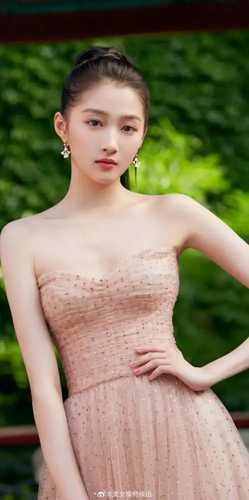 关晓彤名品代言写真