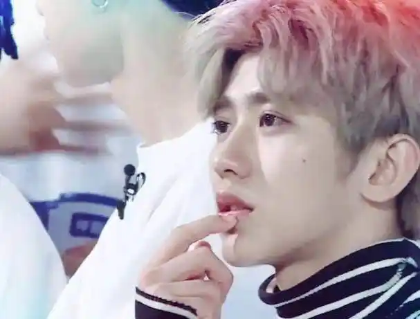 蔡徐坤紧张害羞时那些暗戳戳的小动作,哪一个能戳中你的心?