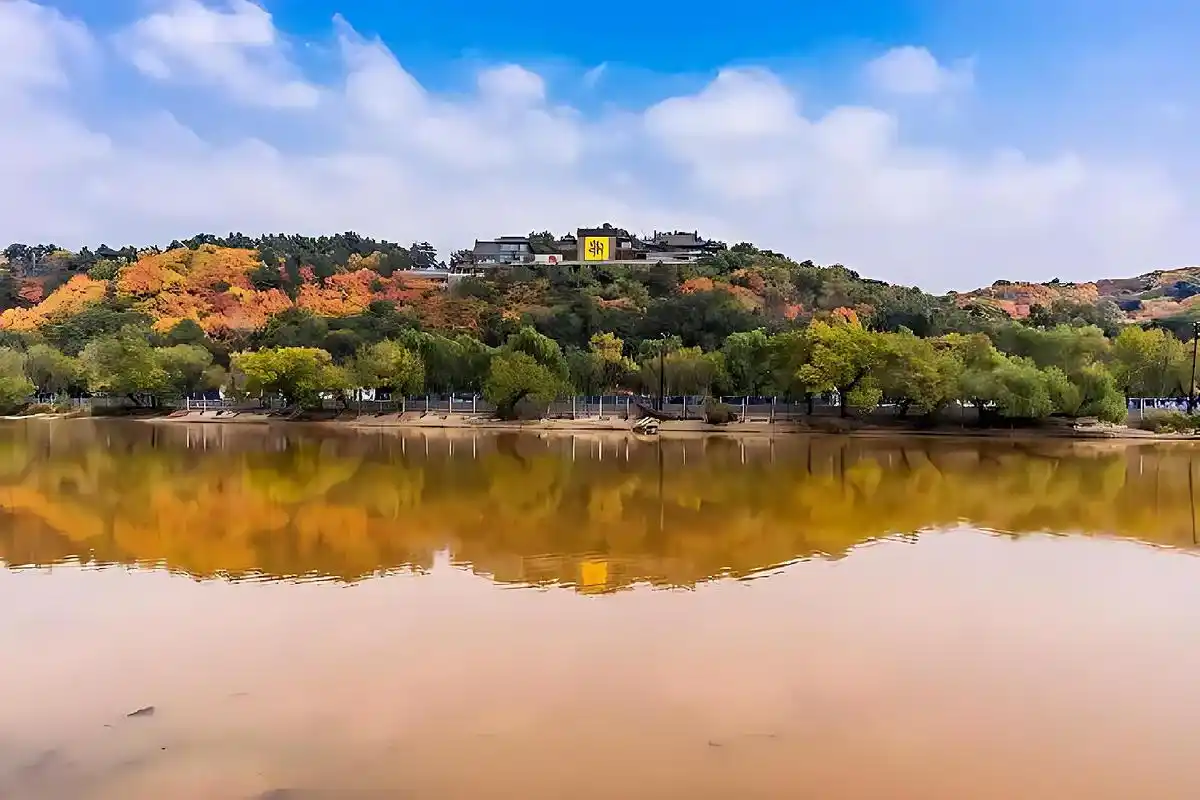 北山公园:城市中的自然秘境 北山公园,位于吉林省吉林市船营区,是东北