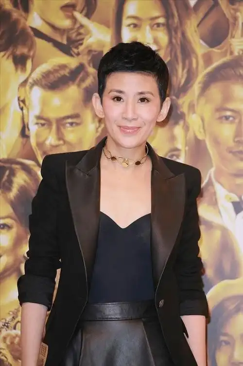 走中性风的吴君如别提有多帅了,短发英气又清爽,堪称霸气外露