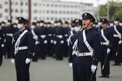 日本国防大学举行入学典礼阅兵式