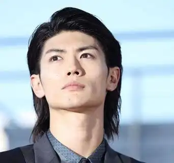 男生中等长发发型中长发男生头发往后梳的发型