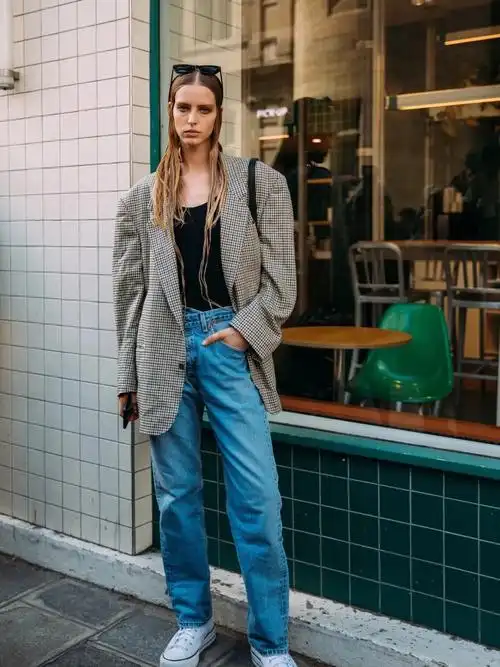 宽松牛仔裤如何搭配