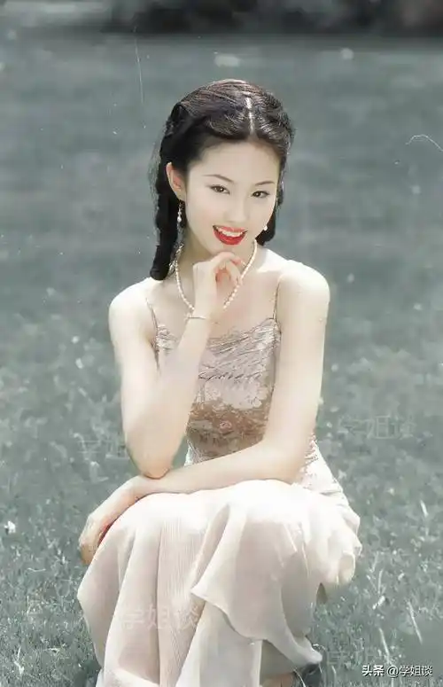 刘亦菲10岁照片曝光,小时候样貌惊人,网友直呼:整容无可避免