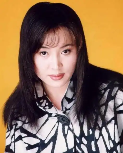 遇不幸婚姻果断离婚,因演《和平年代》一夜成名,她如今年过50