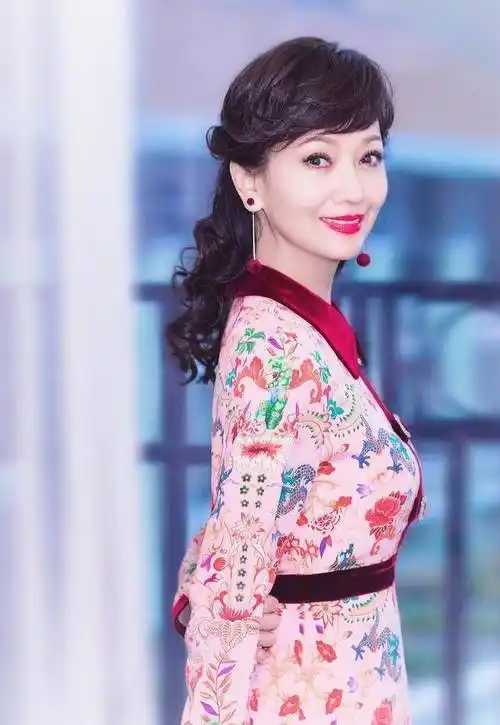 50岁,发量少的建议剪这4款发型,儿媳妇都夸年轻有气质_女性_短发_长发