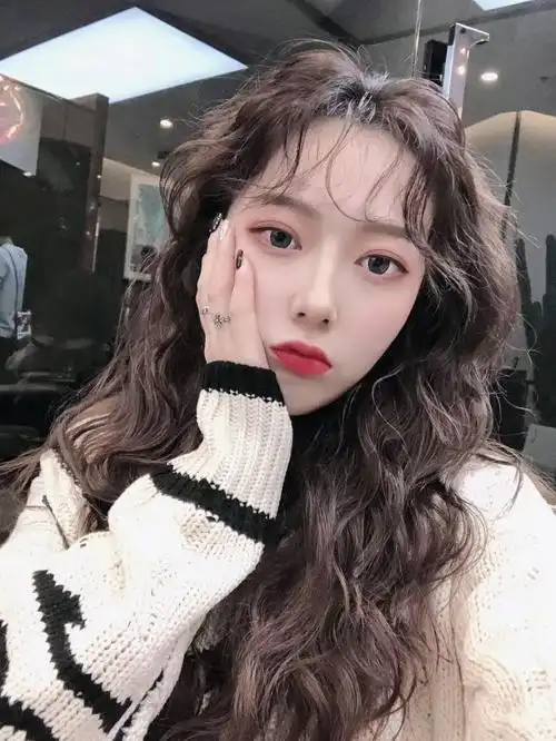 颜值逆龄秋冬女生首选羊毛卷烫发发型