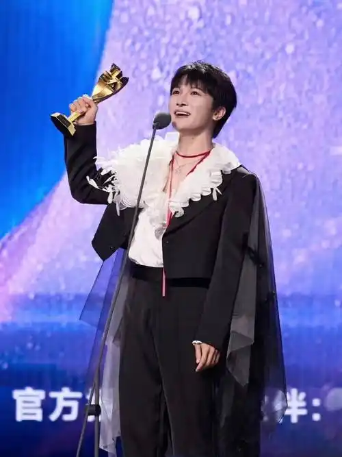 高晓松称周深是"一个人的唱诗班".