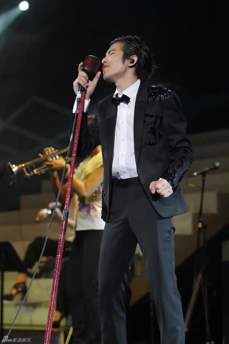 日出生于中国台湾省台北市,祖籍福建省泉州市泉港区,华语流行乐男歌手