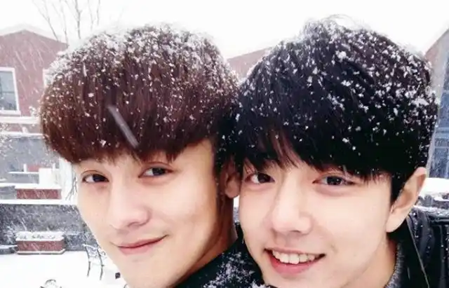 肖战的5张亲密合照图1脸贴肩好甜图4索吻超撩