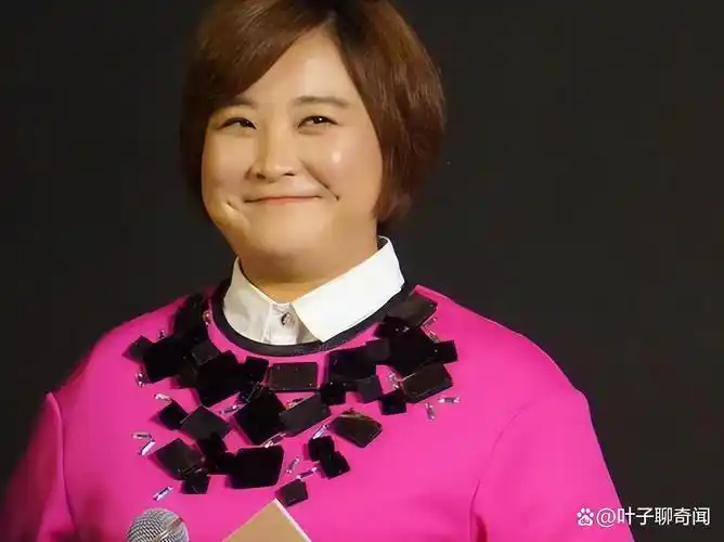 贾玲大波浪发型现眼球穿裙装大秀美背和美腿简直美艳动人