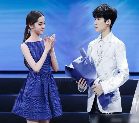 绯闻成真?王源欧阳娜娜戴情侣帽,身穿格子衣服与伯克利校长合影