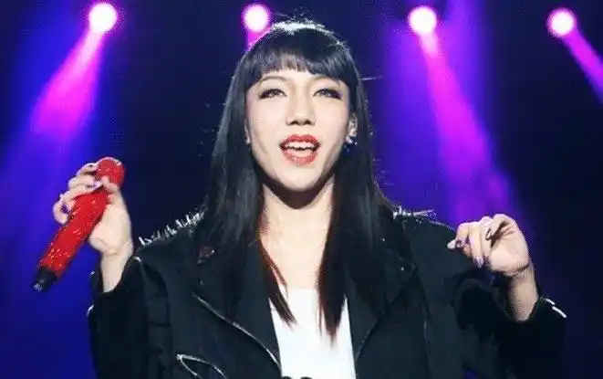 吴莫愁素颜照片比化妆好看(吴莫愁从浓妆艳抹到素颜淡妆)