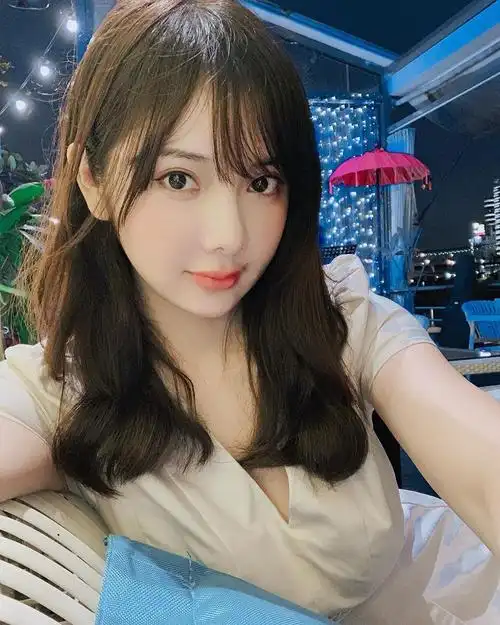 言儿胸前事业线有够深邃让人看了不停吞口水